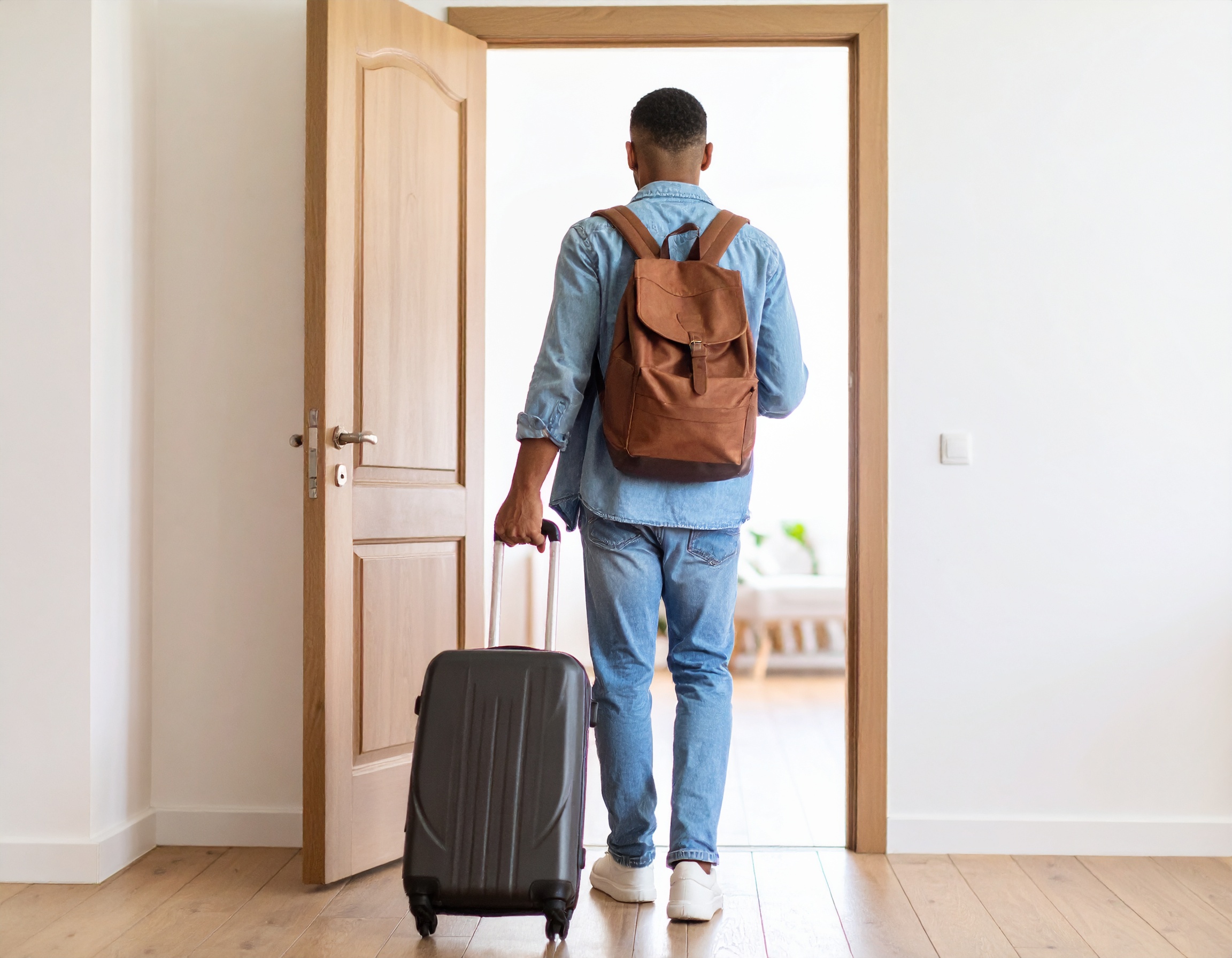 Firefly_giovane-studente-con-valigia-entra-in-casa-per-la-prima-volta-27066.jpg